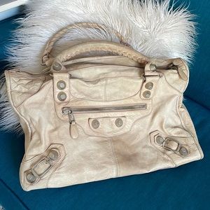 White medium sized bag